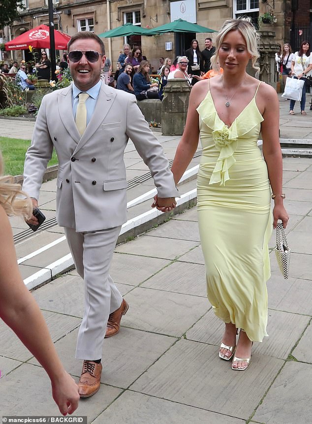 Alan Halsall, 43, SE SEPARA da namorada mais jovem Ellie O ator de Coronation Street, Alan Halsall, se separou discretamente de sua namorada mais nova, Ellie Dolan, após mais de um ano de namoro