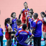 O técnico do Alas Pilipinas, Jorge Souza De Brito, durante uma reunião com sua equipe em um jogo da AVC Challenge Cup 2024.