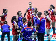 Alas Pilipinas retiradas, De Brito case rock PNVF O técnico do Alas Pilipinas, Jorge Souza De Brito, durante uma reunião com sua equipe em um jogo da AVC Challenge Cup 2024.