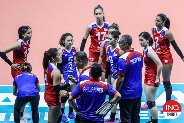 O técnico do Alas Pilipinas, Jorge Souza De Brito, durante uma reunião com sua equipe em um jogo da AVC Challenge Cup 2024.