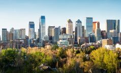 Alberta aprova 28 operadoras antes do lançamento do mercado regulamentado de jogos de azar online Horizonte do centro de Calgary, Alberta.