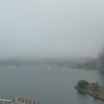A Sydney Harbour Bridge envolta em neblina esta manhã.