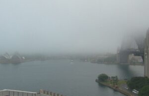 Alerta de atrasos de voos no aeroporto de Sydney enquanto neblina espessa cobre a cidade A Sydney Harbour Bridge envolta em neblina esta manhã.