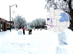 Alerta de neve forte de 15 centímetros para atingir Colorado, Novo México: ‘Perigoso’ Stock image: Santa Fe, NM: Two young men making snowmen on the historic Santa Fe Plaza after a snowstorm - undated