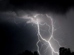 Alerta de tempestade severa: centenas de milhares de pessoas devem encontrar abrigo agora A stock image of a lightning strike. Several states were under severe thunderstorm warnings on Wednesday afternoon.