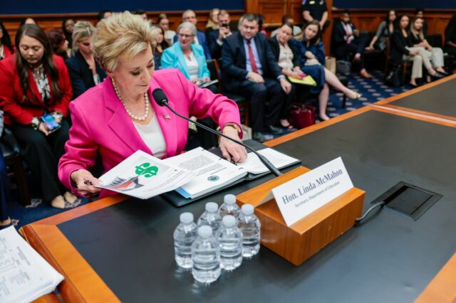 Alerta emitido sobre a mudança no 'grau profissional' de enfermagem Education Secretary Linda McMahon testifies before the House Committee on Education and Workforce at the Rayburn House Office Building in Washington on May 14, 2026. (Photo by Heather Diehl/Getty Images)