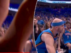 Alex Caruso tira a câmera do rosto durante o momento tenso do Thunder na derrota esmagadora no jogo 1 para o Spurs Alex Caruso afastando uma câmera de um grupo de basquete.