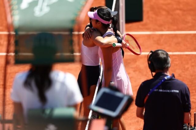 Alex Eala e Iva Jovic compartilham amor após confronto no Alex Eala x Iva Jovic Aberto da França 2026 Roland Garros Alex Eala