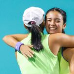 Alex Eala e Janice Tjen em ação durante o torneio de duplas Abu Dhabi Open.