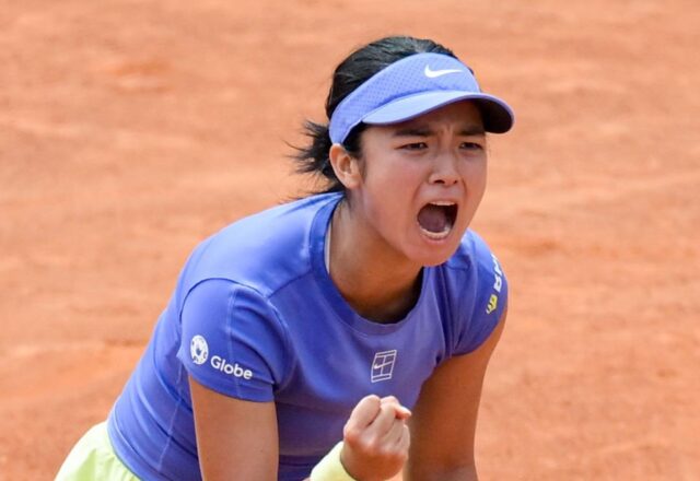 Alex Eala reage durante uma partida do Aberto da Itália de 2026 contra Wang Xinyu nas oitavas de final. 