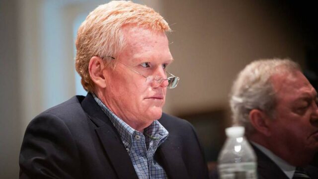 Alex Murdaugh processa funcionário do tribunal por adulteração do júri Alex Murdaugh processa funcionário do tribunal por adulteração do júri depois que condenações por homicídio foram anuladas