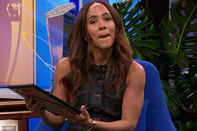 Alex Scott em lágrimas no episódio final de Football Focus – enquanto os fãs assistiam ao programa ‘woke’ da BBC, que foi cancelado devido ao enorme declínio no número de visualizações após 52 anos no ar