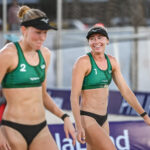 Alexis Durish e Audrey Koenig, da equipe dos EUA, em ação durante o World Volleyball Beach Pro Tour Nuvali Challenge