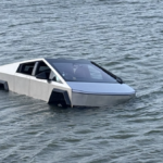 Alguém dirigiu um Tesla Cybertruck em um lago para testar o Wade Mode. Não terminou bem.