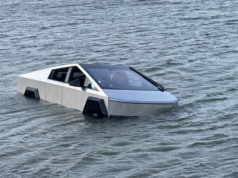 Alguém dirigiu um Tesla Cybertruck em um lago para testar o Wade Mode. Não terminou bem. Alguém dirigiu um Tesla Cybertruck em um lago para testar o Wade Mode. Não terminou bem.