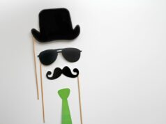 Algumas crianças estão contornando as verificações de idade com bigodes falsos Carnival mask or photo booth props background