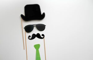 Algumas crianças estão contornando as verificações de idade com bigodes falsos Carnival mask or photo booth props background