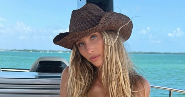 Alix Earle mostra seu corpo de biquíni em um conjunto Alix Earle mostra seu corpo de biquíni em um conjunto sexy de push-up azul