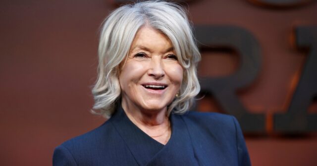 Alpercatas de plataforma do canal Martha Stewart com um par Marta Stewart