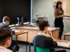 Alunos do Reino Unido ensinaram que os negros não podem ser racistas contra os brancos Alunos do Reino Unido ensinaram que os negros não podem ser racistas contra os brancos