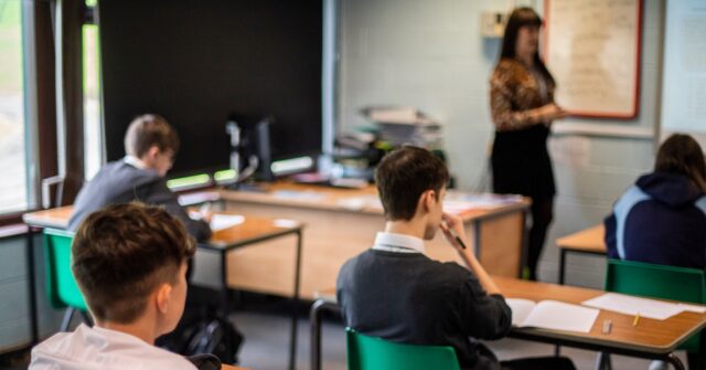 Alunos do Reino Unido ensinaram que os negros não podem Alunos do Reino Unido ensinaram que os negros não podem ser racistas contra os brancos