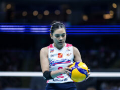 Alyssa Valdez, Kianna Dy e Erika Santos são as principais premiações do PVL Creamline Cool Smashers' durante um jogo na PVL All-Filipino Conference.