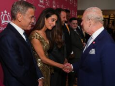 Amal Clooney diz ao rei Charles que está “muito orgulhosa” de sua visita de estado aos EUA Amal Clooney shakes King Charles III's hand alongside husband George Clooney at 'A King's Trust 50th Anniversary Celebration' at the Royal Albert Hall, in London, England, on May 11, 2026.