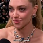 Amanda Seyfried deixou os fãs preocupados ao parecer à beira das lágrimas no tapete vermelho do Met Gala na noite de segunda-feira
