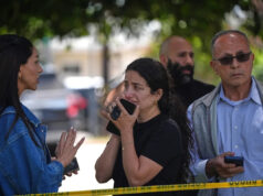 Ameaça ‘neutralizada’ após relato de atirador ativo no Centro Islâmico de San Diego Foto de Gregory Bull / AP - FOTO: Pessoas atrás de fita policial no local de um tiroteio fora do Centro Islâmico de San Diego, 18 de maio de 2026.
