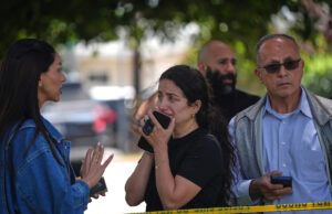 Ameaça ‘neutralizada’ após relato de atirador ativo no Centro Islâmico de San Diego Foto de Gregory Bull / AP - FOTO: Pessoas atrás de fita policial no local de um tiroteio fora do Centro Islâmico de San Diego, 18 de maio de 2026.