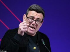 Andy Burnham foi rotulado de ‘Rei das reviravoltas’ depois de recuar na oferta de retorno à UE e agora concordar em seguir as regras de empréstimo de Reeves Andy Burnham fez duas grandes reviravoltas em poucas horas ontem, sobre o Brexit e as regras de empréstimo