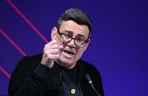 Andy Burnham foi rotulado de ‘Rei das reviravoltas’ depois de recuar na oferta de retorno à UE e agora concordar em seguir as regras de empréstimo de Reeves Andy Burnham fez duas grandes reviravoltas em poucas horas ontem, sobre o Brexit e as regras de empréstimo