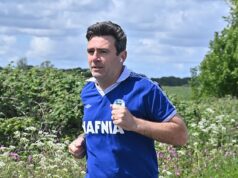 Andy Burnham recebeu permissão para concorrer à eleição suplementar enquanto Keir Starmer cede às exigências dos parlamentares de não bloquear o ‘Rei do Norte’ pela segunda vez Andy Burnham visto em público hoje depois de confirmar suas intenções de concorrer às eleições suplementares, gerando piadas sobre ele 'concorrer'