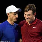 Andy Murray (à esquerda) e Jack Draper (à direita) são fotografados juntos enquanto jogavam em 2022