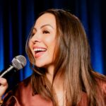 Anjelah Johnson-Reyes combina a maternidade com suas tendências engraçadas de tia em 'Ugly Baby'