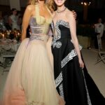 Anne Hathaway está enfrentando uma forte reação online por causa de fotos dela posando com Blake Lively no Met Gala repleto de estrelas de segunda-feira.