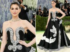 Anne Hathaway fica poética no tapete vermelho do Met Gala 2026 Anne Hathaway fica poética no tapete vermelho do Met Gala 2026