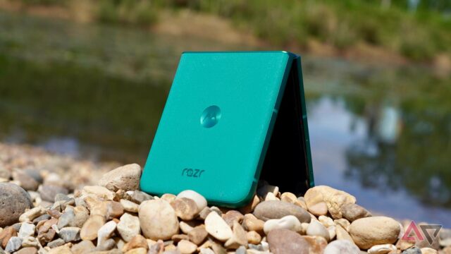 Motorola Razr Ultra ao lado de um Motorola G Play 2026