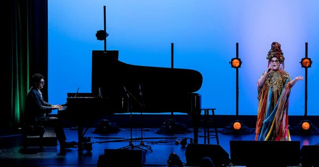Ao completar 90 anos, Philip Glass recebe homenagens reveladoras que Ao completar 90 anos, Philip Glass recebe homenagens reveladoras que mostram seu trabalho sob uma nova luz