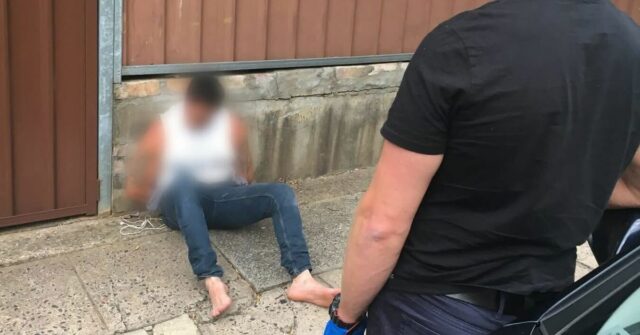Apertadores de trela para duplo assassino e ex-fugitivo
