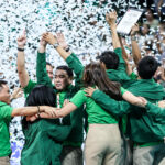 O técnico Ramil de Jesus e os La Salle Lady Spikers comemoram após vencer o campeonato no torneio de vôlei feminino da temporada 88 da UAAP, derrotando NU Lady Bulldogs.