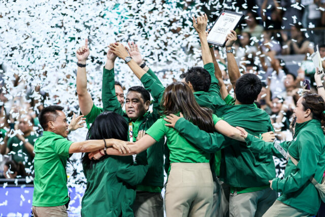 Aprenda com o técnico Ramil: a chave para o 'Sweep O técnico Ramil de Jesus e os La Salle Lady Spikers comemoram após vencer o campeonato no torneio de vôlei feminino da temporada 88 da UAAP, derrotando NU Lady Bulldogs.