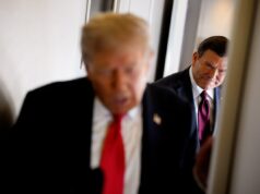 Apresentador da Fox News confronta Trump em meio à pior classificação de aprovação de todos os tempos President Donald Trump, left and Fox News journalist Bret Baier aboard Air Force One on August 15, 2025.