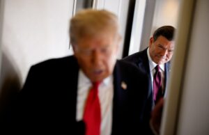 Apresentador da Fox News confronta Trump em meio à pior classificação de aprovação de todos os tempos President Donald Trump, left and Fox News journalist Bret Baier aboard Air Force One on August 15, 2025.