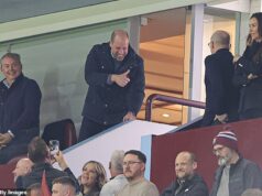 Aprovação real do Aston Villa: o príncipe William dança ao som de Sweet Caroline e dá socos enquanto comemora sua amada equipe chegando à final da Liga Europa com uma vitória dominante sobre o Nottingham Forest O príncipe William estava radiante ao ver seu time do Aston Villa chegar à final da Liga Europa
