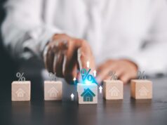 Aqui está o que os especialistas dizem que podemos esperar das taxas de hipotecas agora que a inflação continua subindo O aumento da inflação resultou em taxas de juros hipotecárias elevadas para os mutuários. / Crédito: Niphon Phunnu/Getty Images