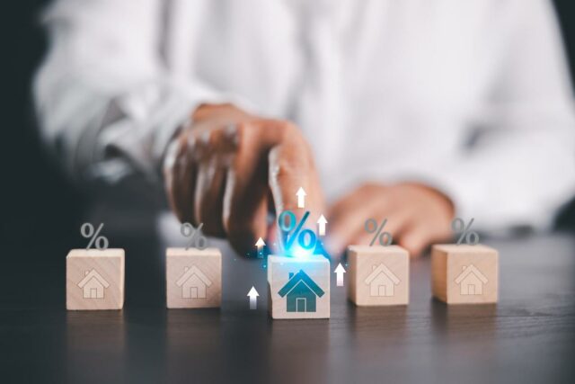 Aqui está o que os especialistas dizem que podemos esperar O aumento da inflação resultou em taxas de juros hipotecárias elevadas para os mutuários. / Crédito: Niphon Phunnu/Getty Images