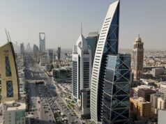 Arábia Saudita registra déficit orçamentário de US$ 33,5 bilhões em meio à queda nas vendas de petróleo Arábia Saudita registra déficit orçamentário de US$ 33,5 bilhões em meio à queda nas vendas de petróleo