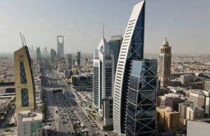 Arábia Saudita registra déficit orçamentário de US$ 33,5 bilhões em meio à queda nas vendas de petróleo Arábia Saudita registra déficit orçamentário de US$ 33,5 bilhões em meio à queda nas vendas de petróleo
