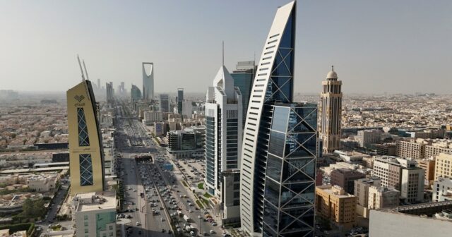 Arábia Saudita registra déficit orçamentário de US$ 33,5 bilhões em meio à queda nas vendas de petróleo
